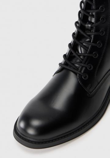 Ботинки на шнуровке