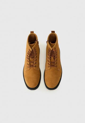 Ботинки на шнуровке
