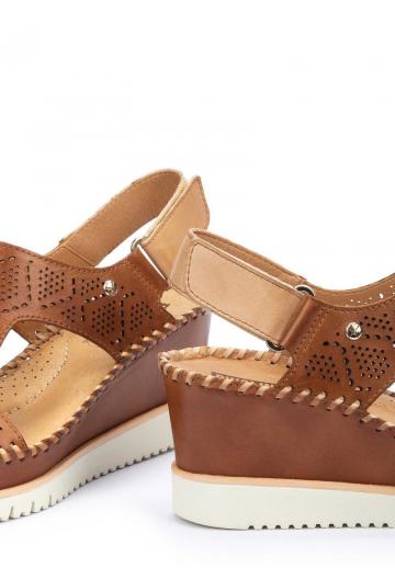 Босоножки на танкетке