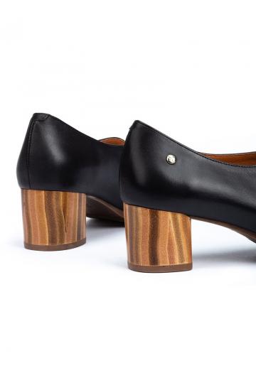 Туфли с высоким носом