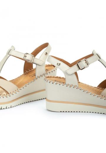 Босоножки на танкетке