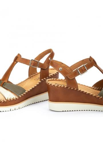 Босоножки на танкетке