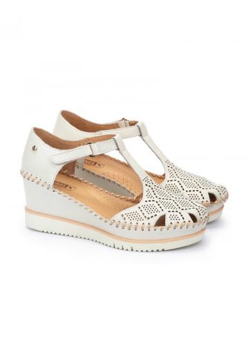 Босоножки на танкетке