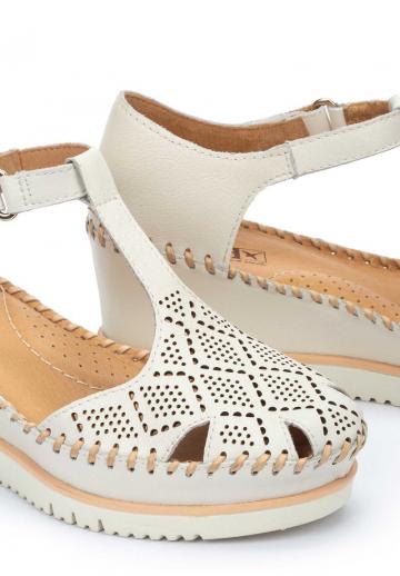 Босоножки на танкетке