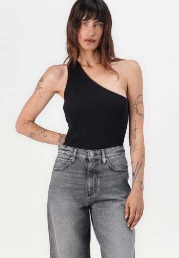 Короткие джинсы