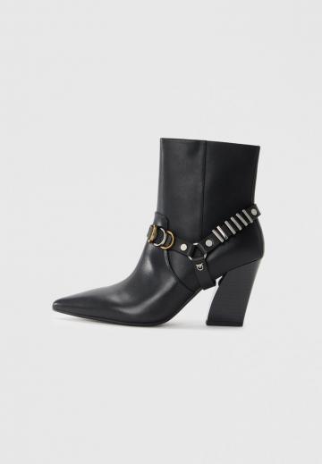 Высокие сапоги