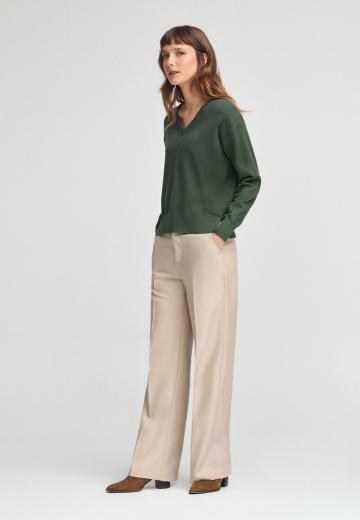 Пуловер с вырезом V