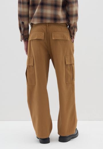 Брюки с накладными карманами