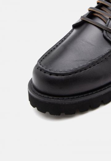 Ботинки на шнуровке