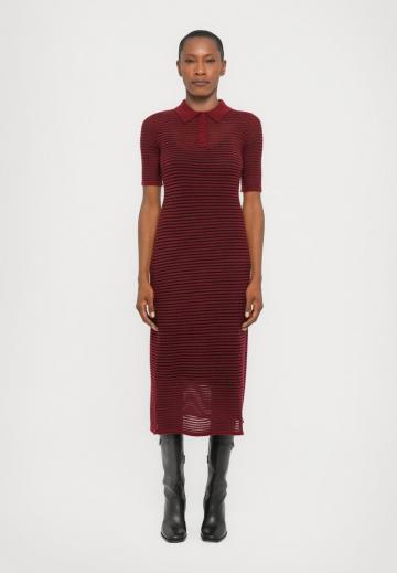 Вязаное платье