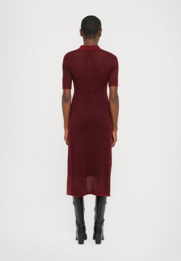 Вязаное платье