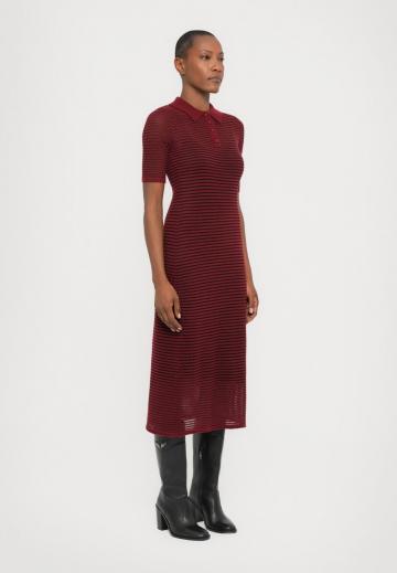 Вязаное платье