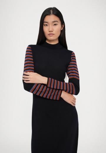 Вязаное платье