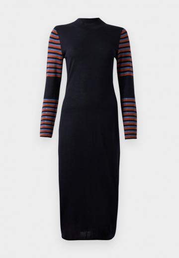 Вязаное платье