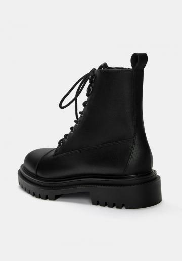 Ботинки на шнуровке