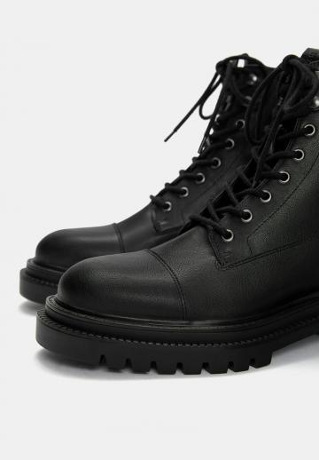 Ботинки на шнуровке