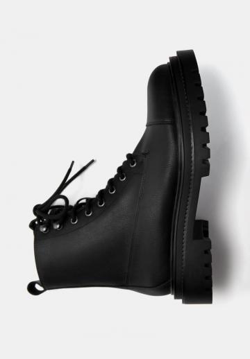 Ботинки на шнуровке