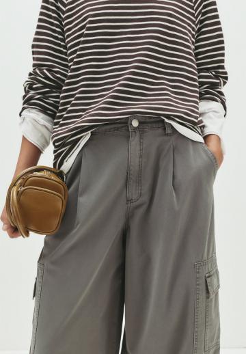 Брюки с накладными карманами