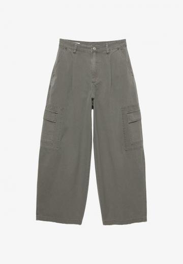 Брюки с накладными карманами