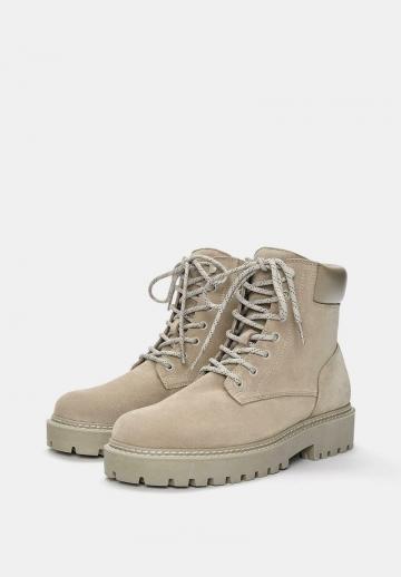 Ботинки на шнуровке