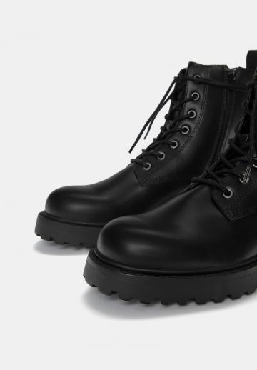 Ботинки на шнуровке