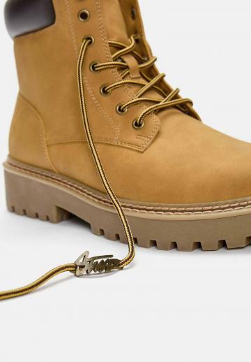 Ботинки на шнуровке