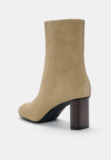 Высокие сапоги