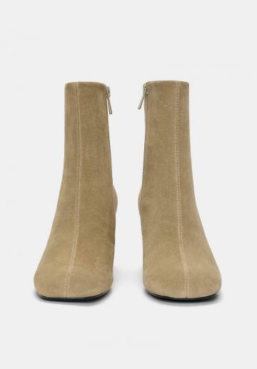 Высокие сапоги