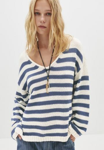 Пуловер с вырезом V