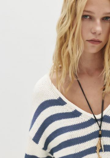 Пуловер с вырезом V