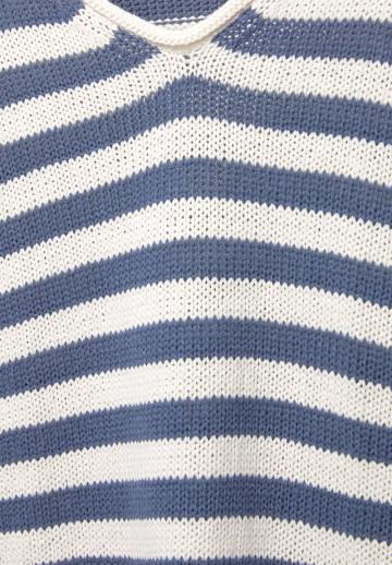 Пуловер с вырезом V