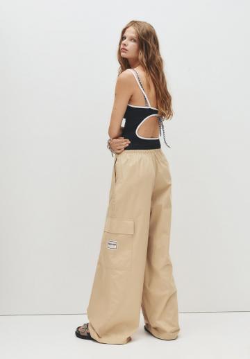 Брюки с накладными карманами