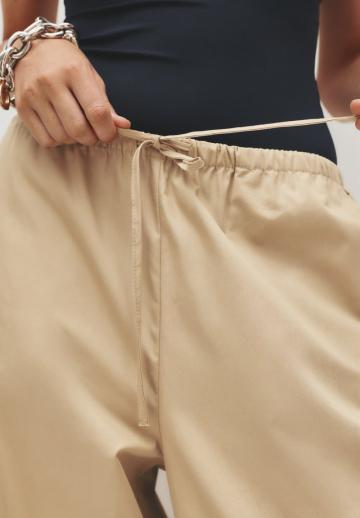 Брюки с накладными карманами