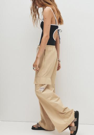 Брюки с накладными карманами