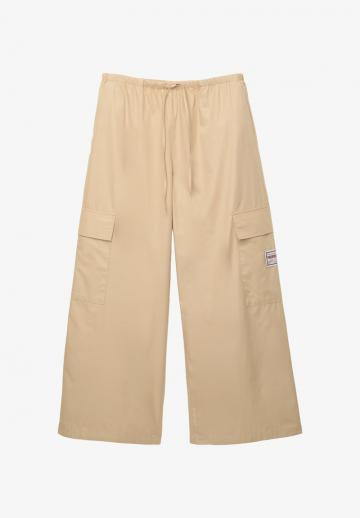 Брюки с накладными карманами