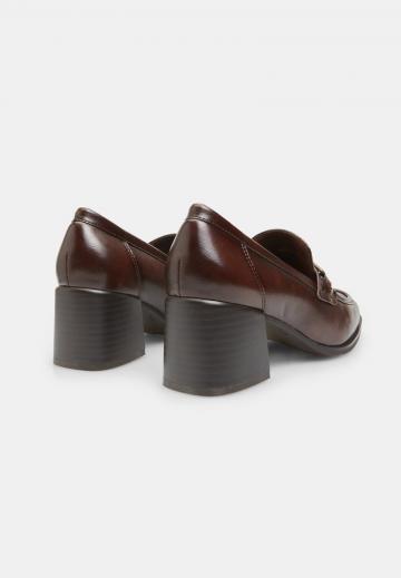 Туфли с высоким носом