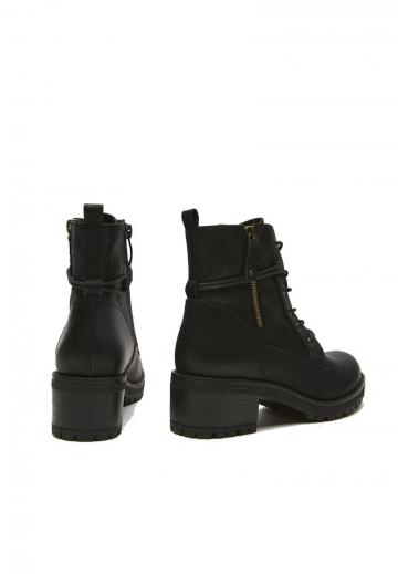 Ботинки на шнуровке