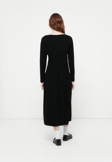 Вязаное платье