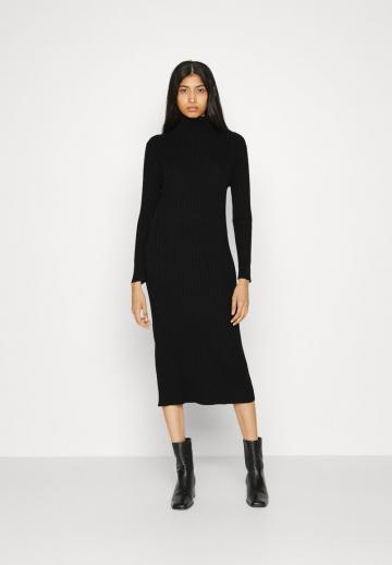 Вязаное платье