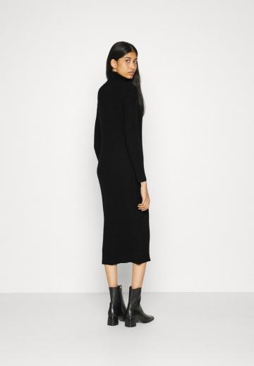 Вязаное платье