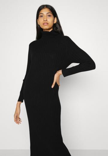 Вязаное платье