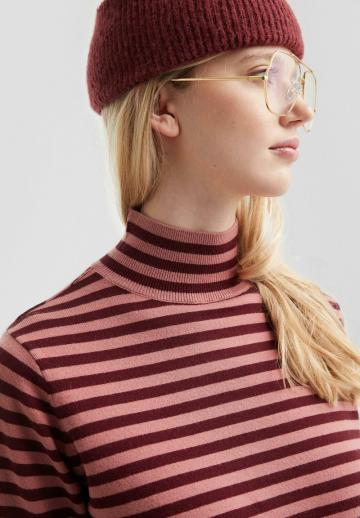 Пуловер в полоску