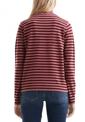 Пуловер в полоску