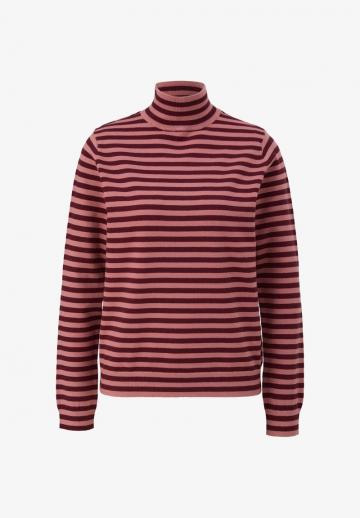 Пуловер в полоску