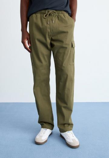 Брюки с накладными карманами