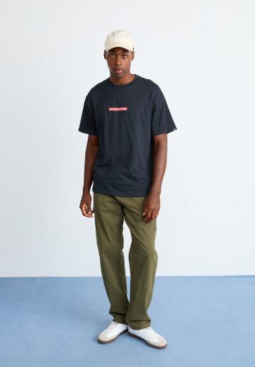 Брюки с накладными карманами