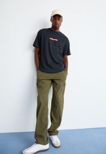 Брюки с накладными карманами