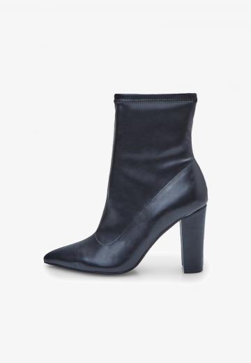 Полусапожки на высоком каблуке