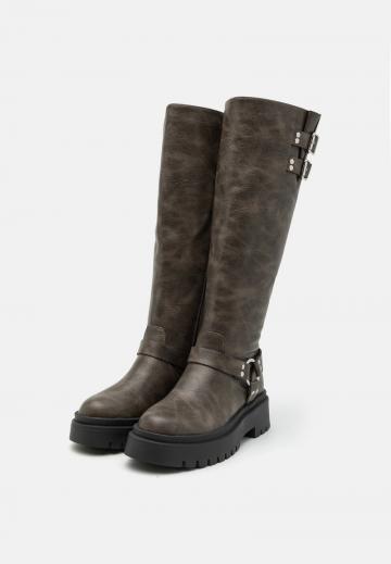 Высокие сапоги