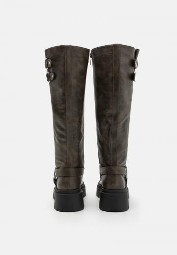 Высокие сапоги